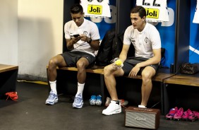 Pedrinho e Vital no vestirio do Man Garrincha antes do jogo contra o Fluminense