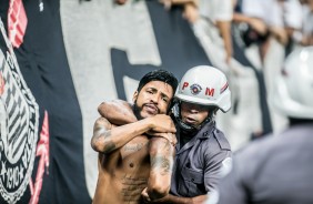 Torcedor foi detido ao tentar invadir o campo no final do jogo contra o Del Valle