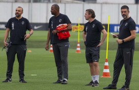 Comissão técnica durante treino desta quinta-feira no CT Joaquim Grava
