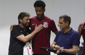 Dulio e Kalil cumprimentam Gil pelos 200 jogos pelo Corinthians