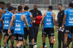 Elenco do Corinthians reunido durante treino desta quinta-feira no CT Joaquim Grava