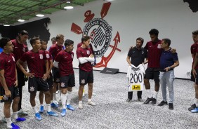 Elenco presta homenagem aos 200 jogos de Gil com a camisa do Corinthians