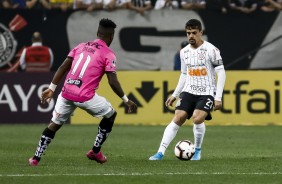 Fagner durante jogo contra o Independiente del Valle, na Arena Corinthians, pela Sul-Americana