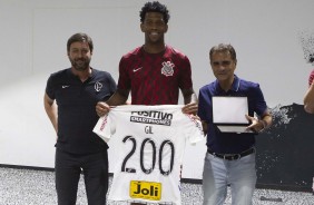 Gil comemorou 200 jogos com a camisa do Corinthians e recebeu homenagem