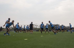 Jogadores do Corinthians durante treino desta quinta-feira no CT Joaquim Grava