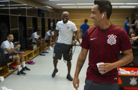 Love e Jadson no vestiário da Arena Corinthians antes da partida contra o Del Valle