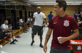 Love e Jadson no vestirio da Arena Corinthians antes da partida contra o Del Valle