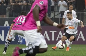 Meia Clayson no duelo contra o Del Valle, na Arena Corinthians, pela Copa Sul-Americana