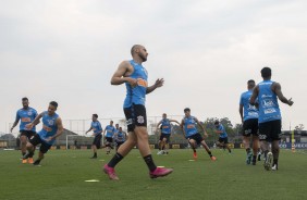 Régis e companheiros durante treino desta quinta-feira no CT Joaquim Grava