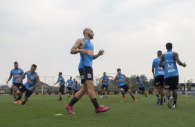 Rgis e companheiros durante treino desta quinta-feira no CT Joaquim Grava