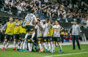 Elenco comemora gol do Corinthians, contra o Bahia, pelo Brasileiro