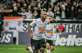 Love marcou o primeiro gol do Corinthians contra o Bahia, pelo Brasileirão