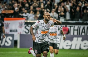 Love marcou o primeiro gol do Corinthians contra o Bahia, pelo Brasileiro