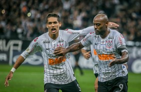 Pedrinho e Love comemorando o primeiro gol do Corinthians contra o Bahia