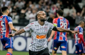 Vagner Love marcou, de pênalti, o primeiro gol do Corinthians, contra o Bahia