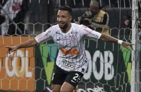 Clayson comemorando seu gol contra o Bahia, pelo Brasileiro, na Arena Corinthians