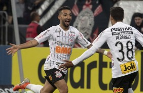 Com lanamento de Pedrinho, Clayson marcou o segundo gol do Timo, contra o Bahia