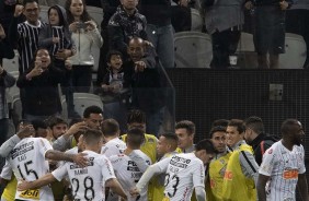Jogadores comemoram o gol de Vagner Love, contra o Bahia, na Arena Corinthians
