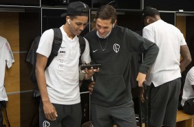 Pedrinho e Vital no vestiário da Arena Corinthians antes do jogo contra o Bahia, pelo Brasileirão