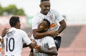 Raul comemora com companheiros seu gol contra o Palmeiras, pelo Brasileiro Sub-20