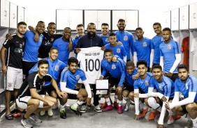 Coelho recebe homenagem do elenco pelos 100 jogos como treinador do Sub-20