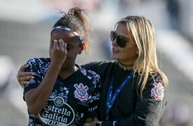 Jogadores do Corinthians Feminino são consoladas por Milene Domingues