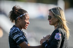 Milene Domingues consolando jogadoras do Timão após perderem o título para Ferroviária