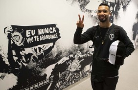 Clayson chega à Arena Corinthians para duelo contra o Vasco, pelo Brasileirão