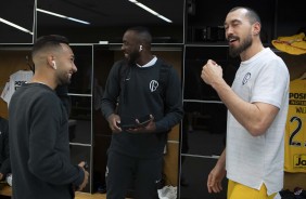 Clayson, Manoel e Walter no vestiário da Arena Corinthians antes de enfrentarem o Vasco