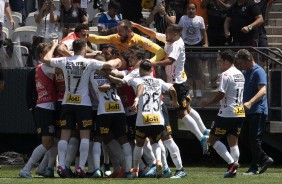 Elenco comemora o gol de Ralf, contra o Vasco, na Arena, em Itaquera