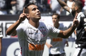 Jadson durante partida contra o Vasco, pelo Brasileiro, na Arena Corinthians