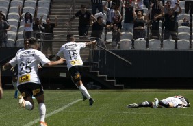 Jogadores do Corinthians comemoram gol de Ralf, contra o Vasco, na Arena
