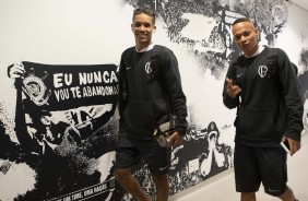 Pedrinho e Janderson chegam à Arena Corinthians para duelo contra o Vasco, pelo Brasileirão
