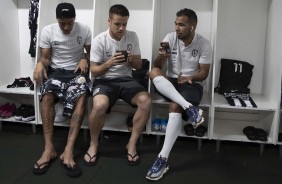 Gustavo, Ramiro e Sornoza no vestirio da Arena Cond antes do jogo contra a Chapecoense