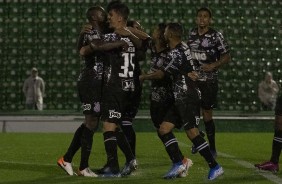 Jogadores do Corinthians comemorando gol de Avelar, contra a Chapecoense
