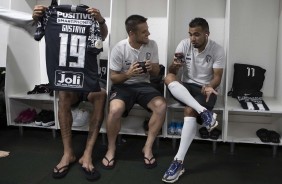Ramiro e Sornoza no vestirio da Arena Cond antes do jogo contra a Chapecoense