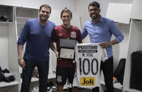Vital recebe homenagem pelos 100 jogos com a camisa do Corinthians