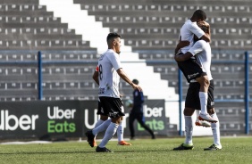 Jogadores do Sub-20 comemorando o gol de Igor contra o Atltico-MG