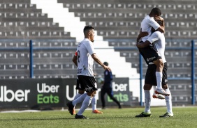Jogadores do Sub-20 comemorando o gol de Igor contra o Atlético-MG