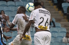 Manoel e Gil durante jogo contra o Grêmio, pelo Campeonato Brasileiro