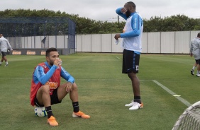 Clayson e Manoel no treinamento desta segunda-feira no CT Joaquim Grava