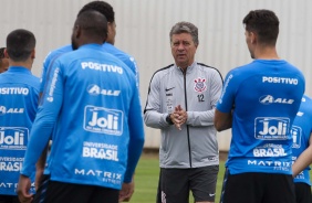Walmir Cruz fala com jogadores no treinamento desta segunda-feira no CT Joaquim Grava