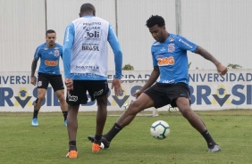 Zagueiro Gil no treinamento desta segunda-feira no CT Joaquim Grava