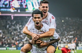 Gil e Avelar comemoram o gol do zagueiro contra o Athletico-PR, na Arena Corinthians
