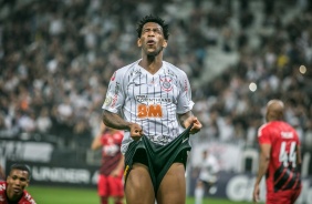 Zagueiro Gil marcou o gol contra o Athletico-PR, pelo Brasileirão, na Arena Corinthians