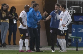 Carille fala com Vital durante partida contra o Athletico-PR, pelo Brasileirão, na Arena Corinthians