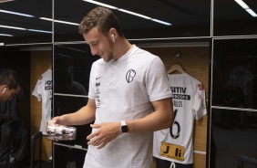 Carlos Augusto no vestirio da Arena Corinthians antes do jogo contra o Athletico-PR