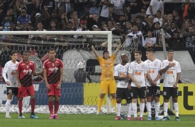 Cssio e companheiros durante partida contra o Athletico-PR, pelo Brasileiro, na Arena Corinthians