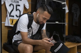 Clayson no vestirio da Arena Corinthians antes do jogo contra o Athletico-PR