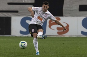 Danilo Avelar durante partida contra o Athletico-PR, pelo Brasileiro, na Arena Corinthians